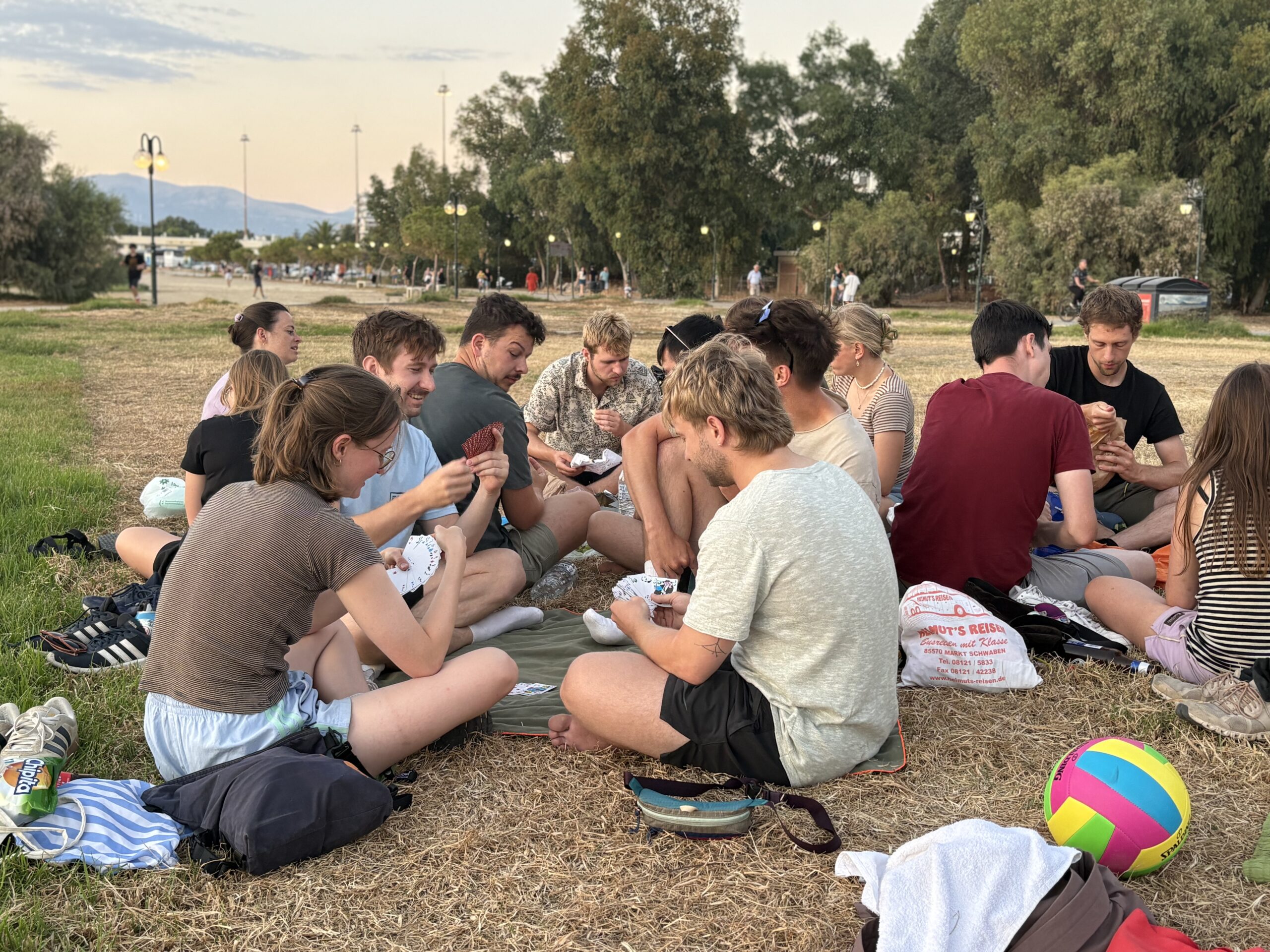 Les scout·e·s jouant au Tichu pendant une pause.