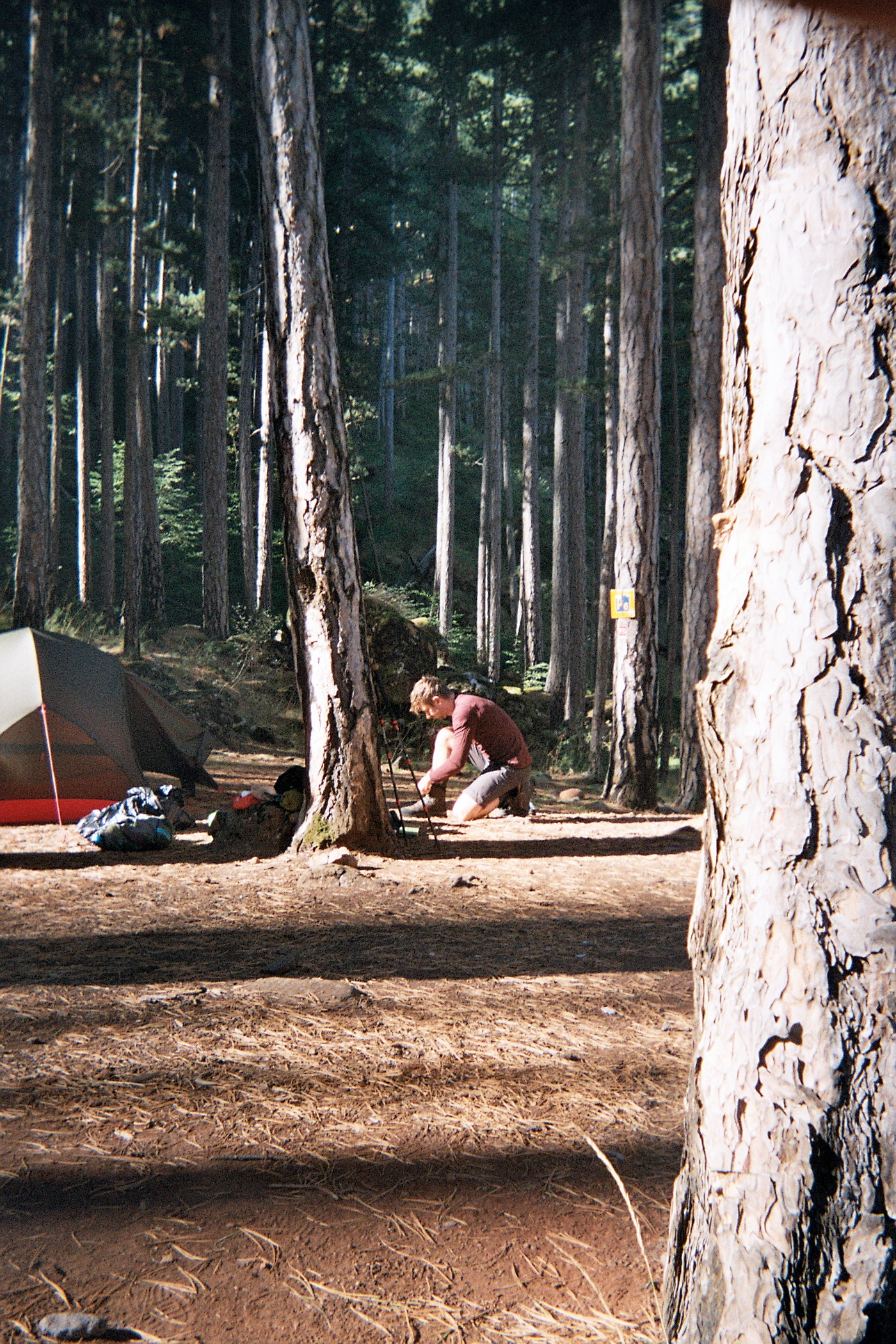 Un scout en train de se préparer pour sa prochaine aventure.
