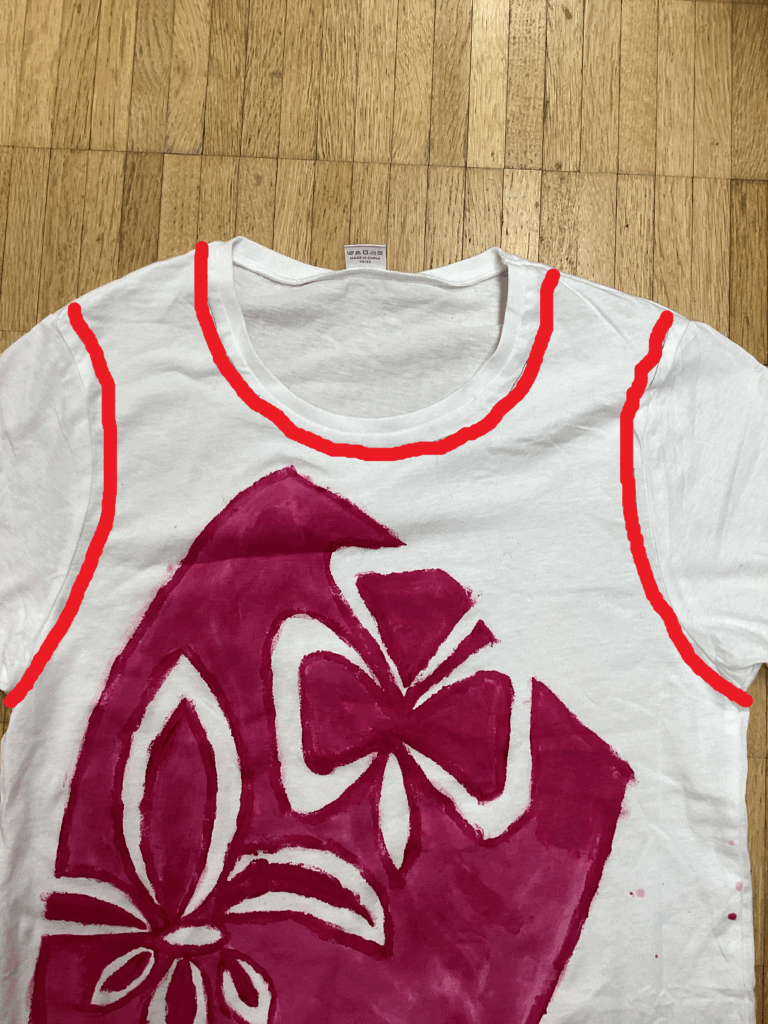 T-Shirt mit rot eingezeichneten Schneidelinien
