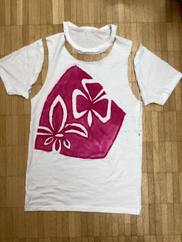 T-Shirt mit ausgeschnittenem Halsausschnitt und Ärmeln, die entlang der Ärmelnaht abgeschnitten wurden.