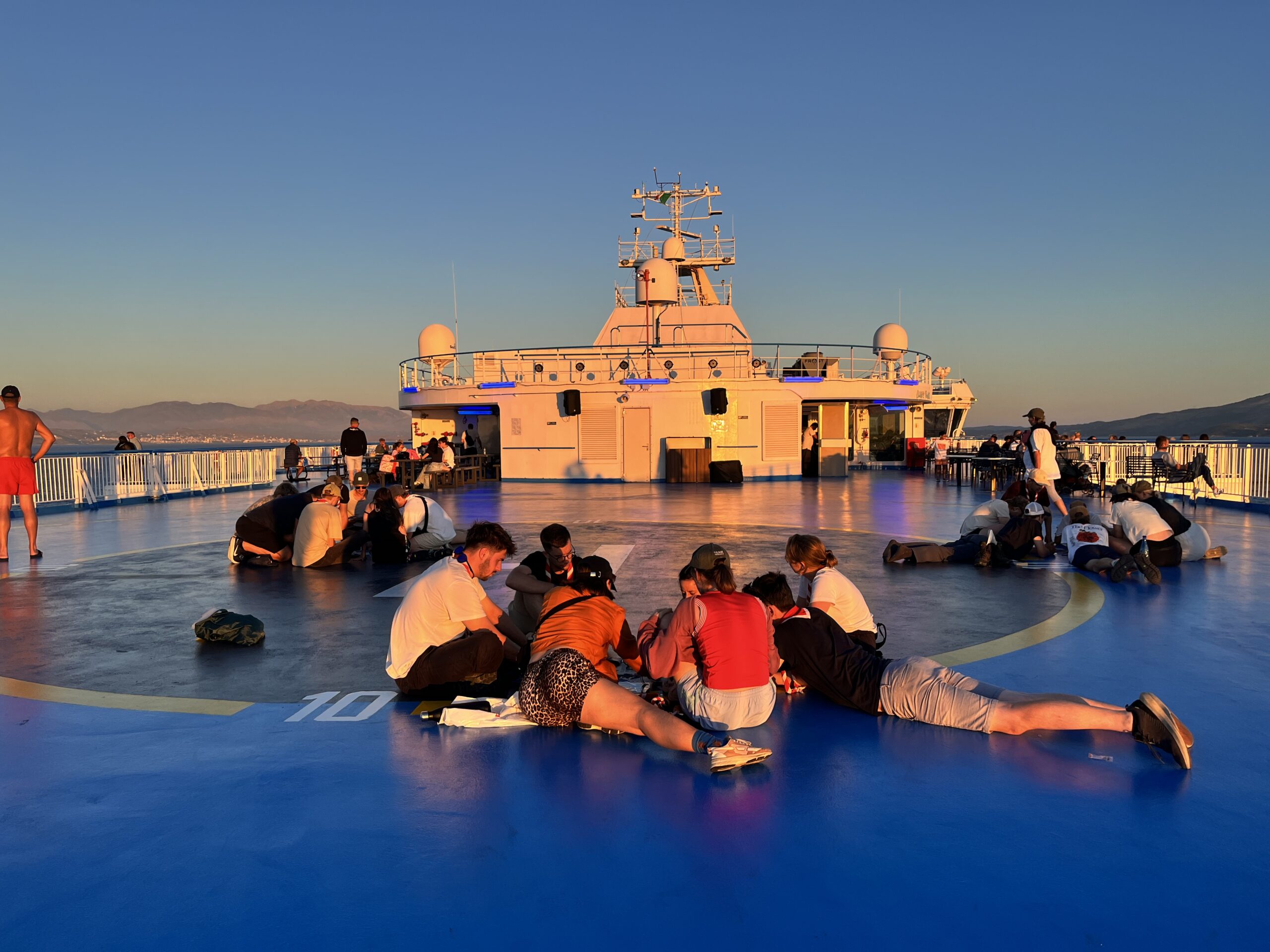 Les scout·e·s sur le ferry d’Igoumenitsa.