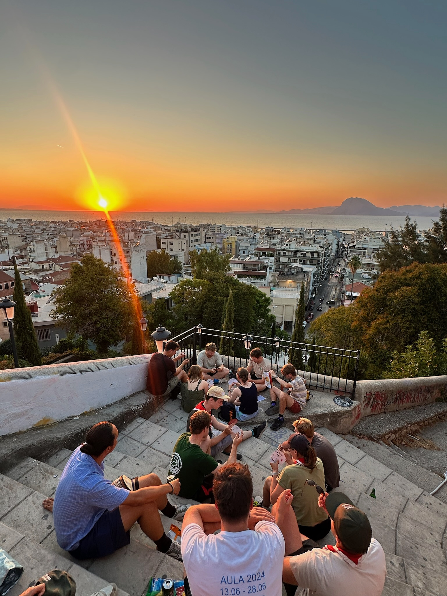 Les scout·e·s admirant le coucher de soleil à Patras.
