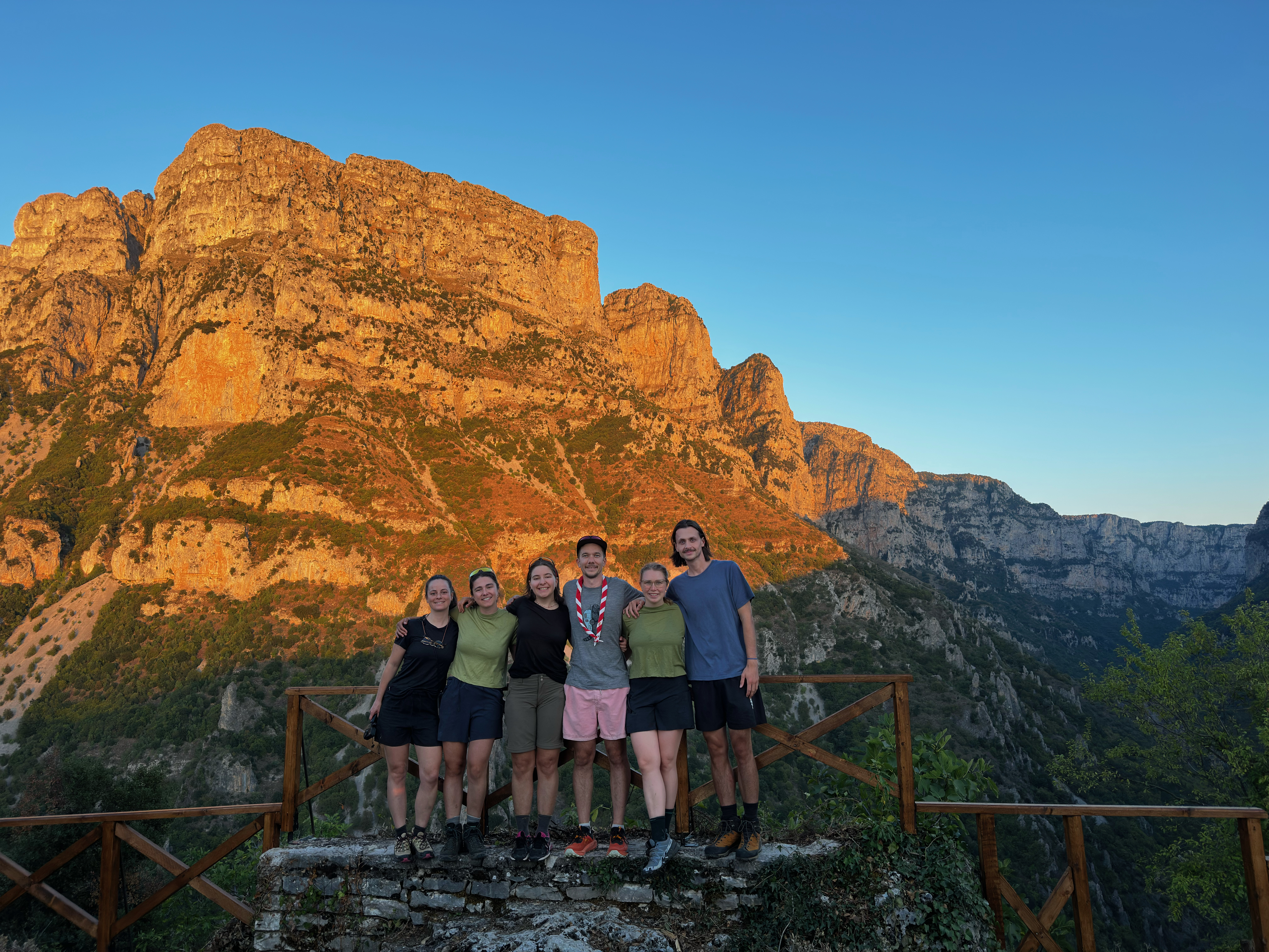 L´équipe de projet de l’Explorer Belt dans le soleil couchant.