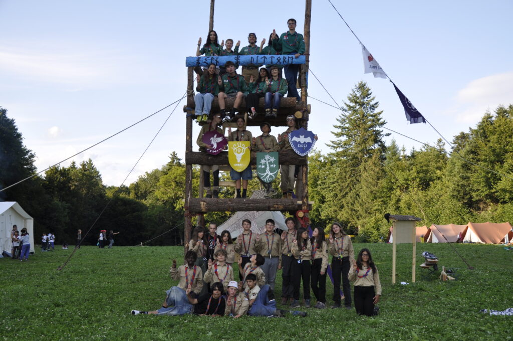 La troupe sur une tour construite en rondins