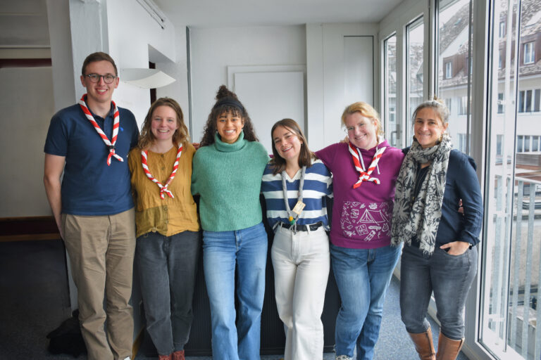 Ein Teil der SARASANI Redaktion stellt sich zum Gruppenfoto auf.