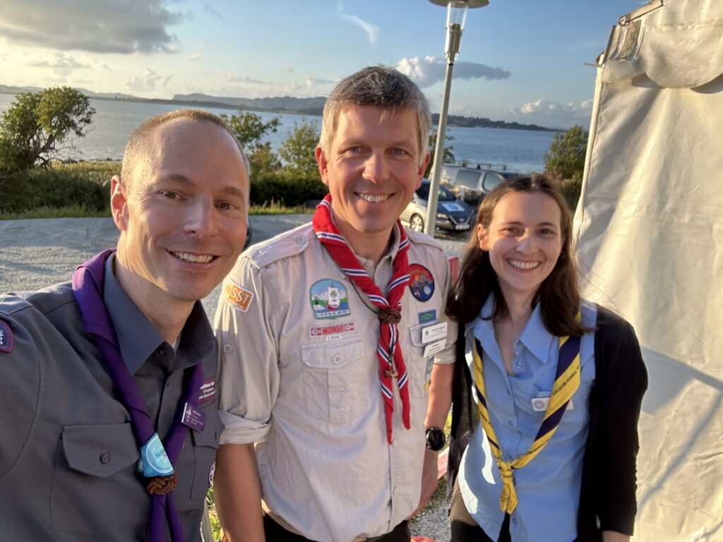 Fäger se trouve à gauche sur la photo. Roverway avec le président de l’association norvégienne et la présidente de l’Association Mondiale des Guides et des Eclaireuses (AMGE) Europe