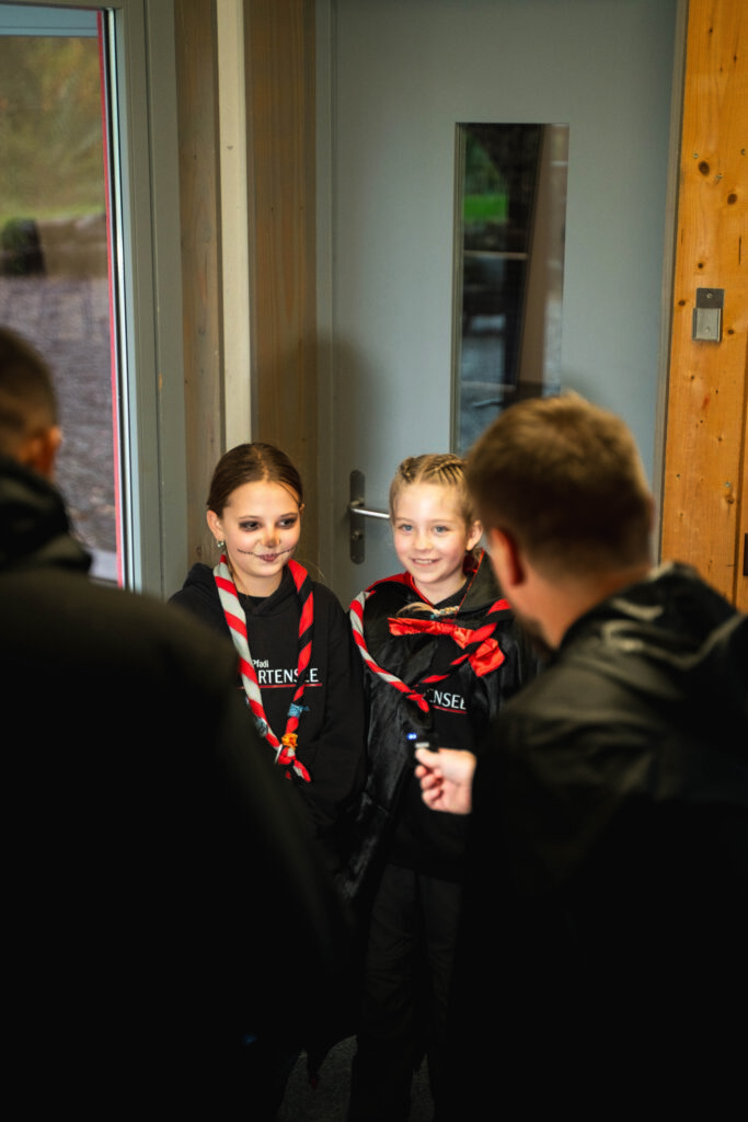 Deux scoutes heureuses d’avoir remporté le prix.