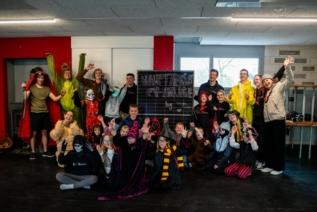 Les scout·e·s Wartensee en train de poser pour une photo de groupe.