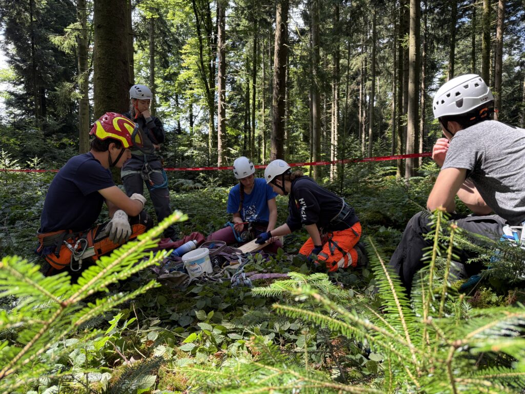 Les participant·e·s du camp en train de planifier la cabane avec la maîtrise.