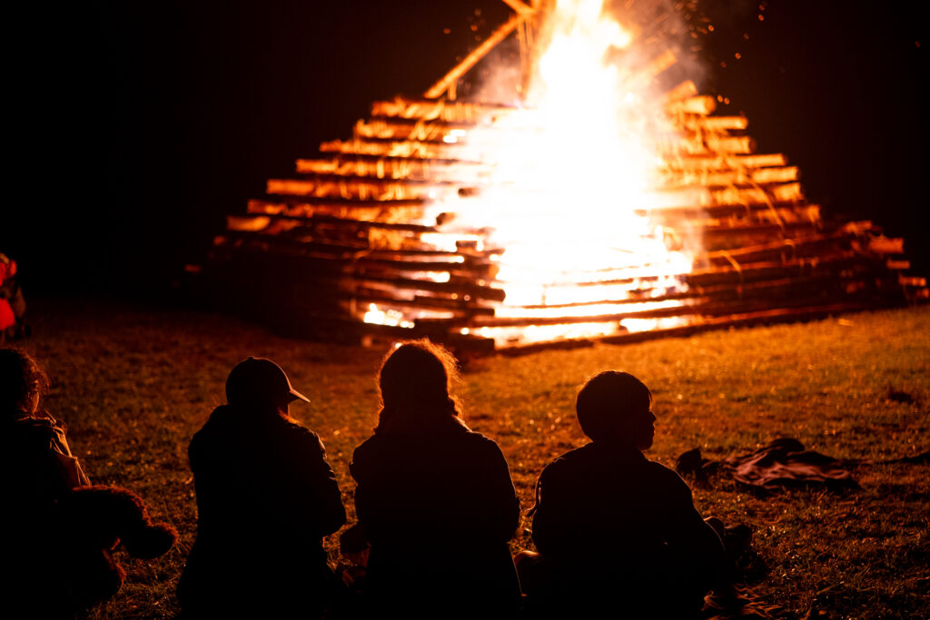 Le grand feu à la fin du camp