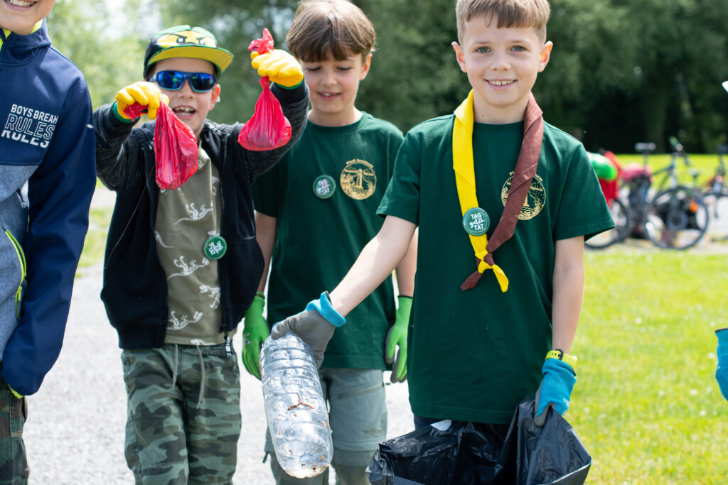 Des enfants fiers de ramasser des déchets