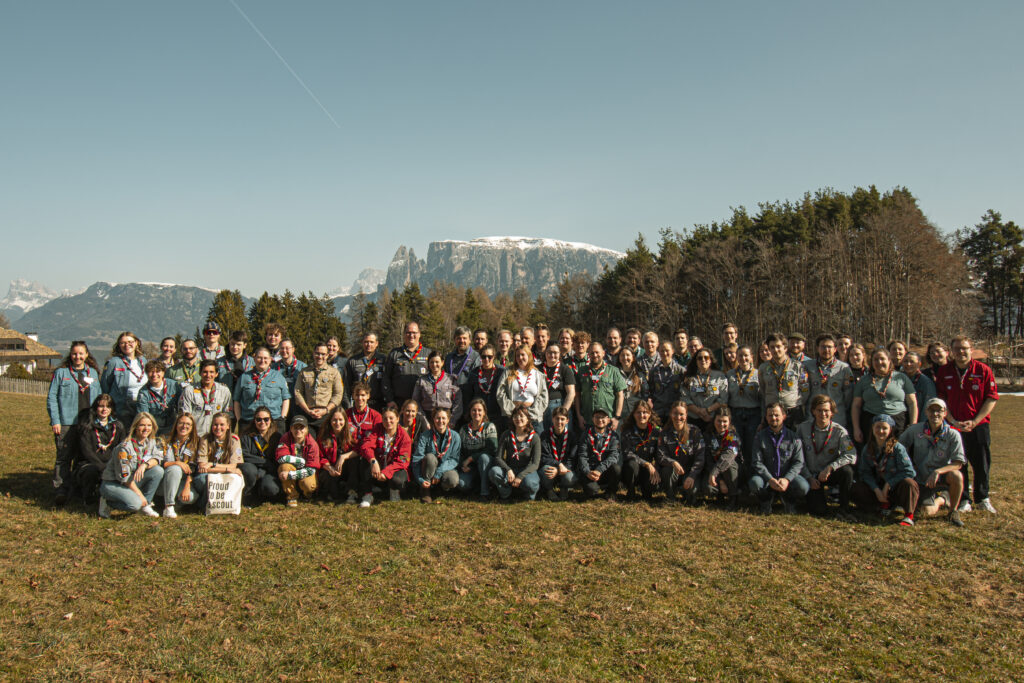 Alle Teilnehmenden der DSK posieren vor malerischer Kulisse für ein Gruppenfoto.