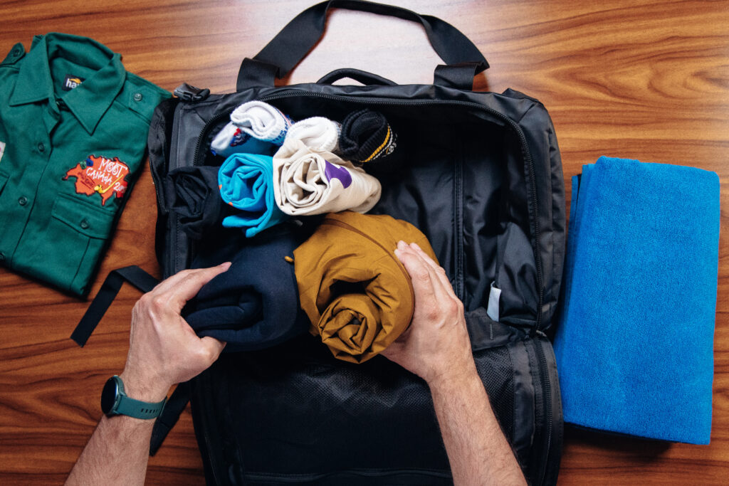 Kleider werden gerollt eingepackt.