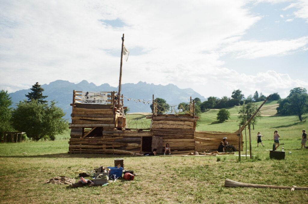 Das selbstgebaute Priatenschiff ist Mittelpunkt des Lagerplatzes.