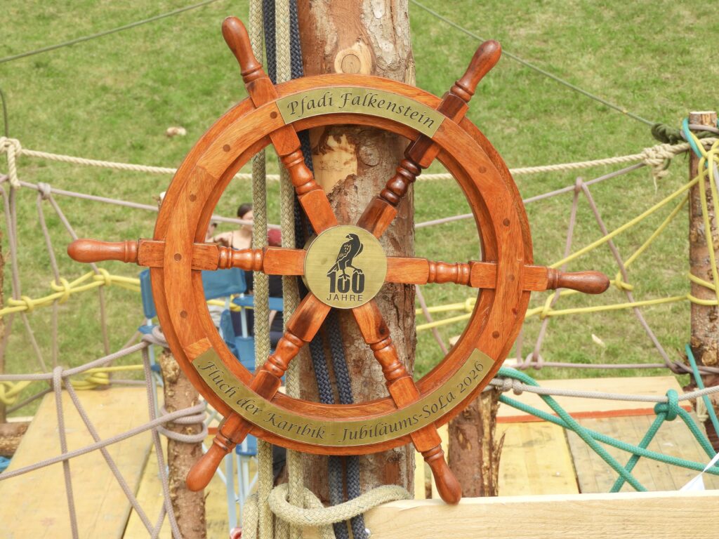 Das Steuerrad trägt eine Gravur des Jubiläumslagers.