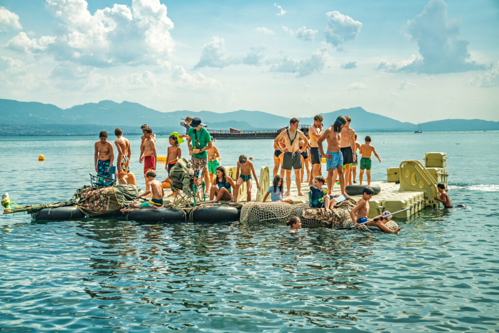 L’action Aqua scout de la Tribu du Grand Lac (Morges) incluait une course de radeaux faits maison.