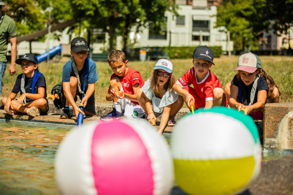 Aqua scout à Frauenfeld : qui parviendra à pousser le ballon gonflable dans l’autre camp avec la lance à eau ?