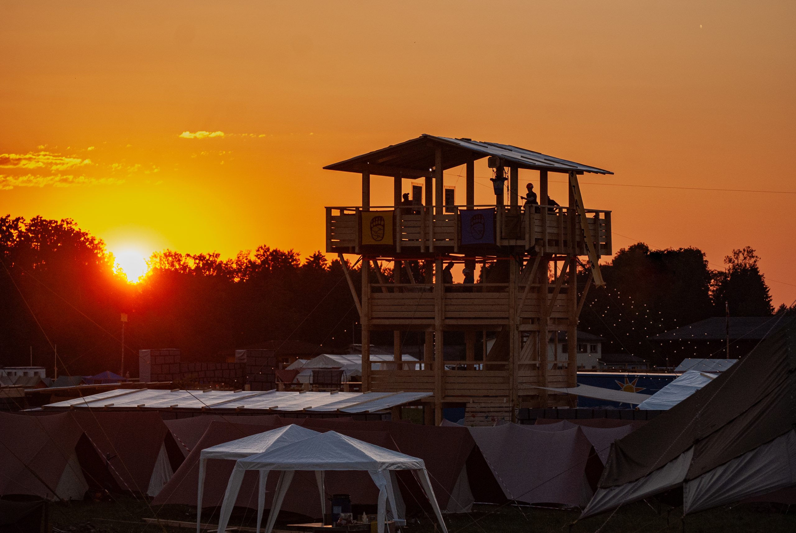 La tour du camp au coucher du soleil.