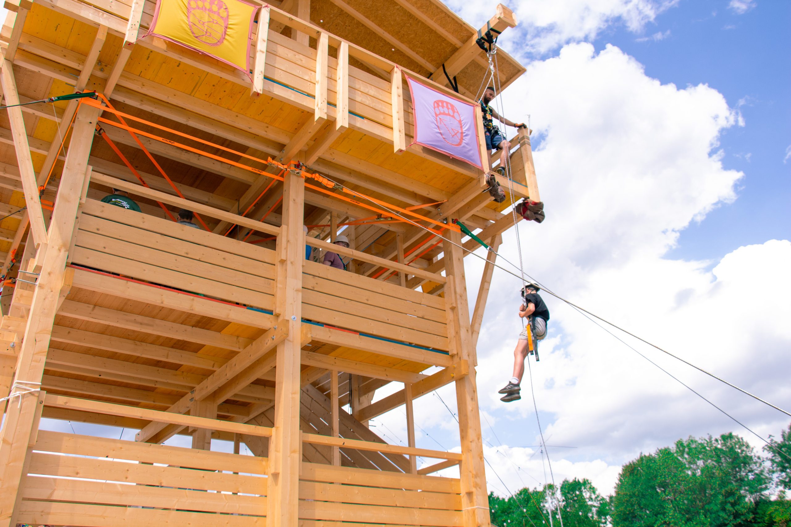 Un scout descend en rappel de la tour.