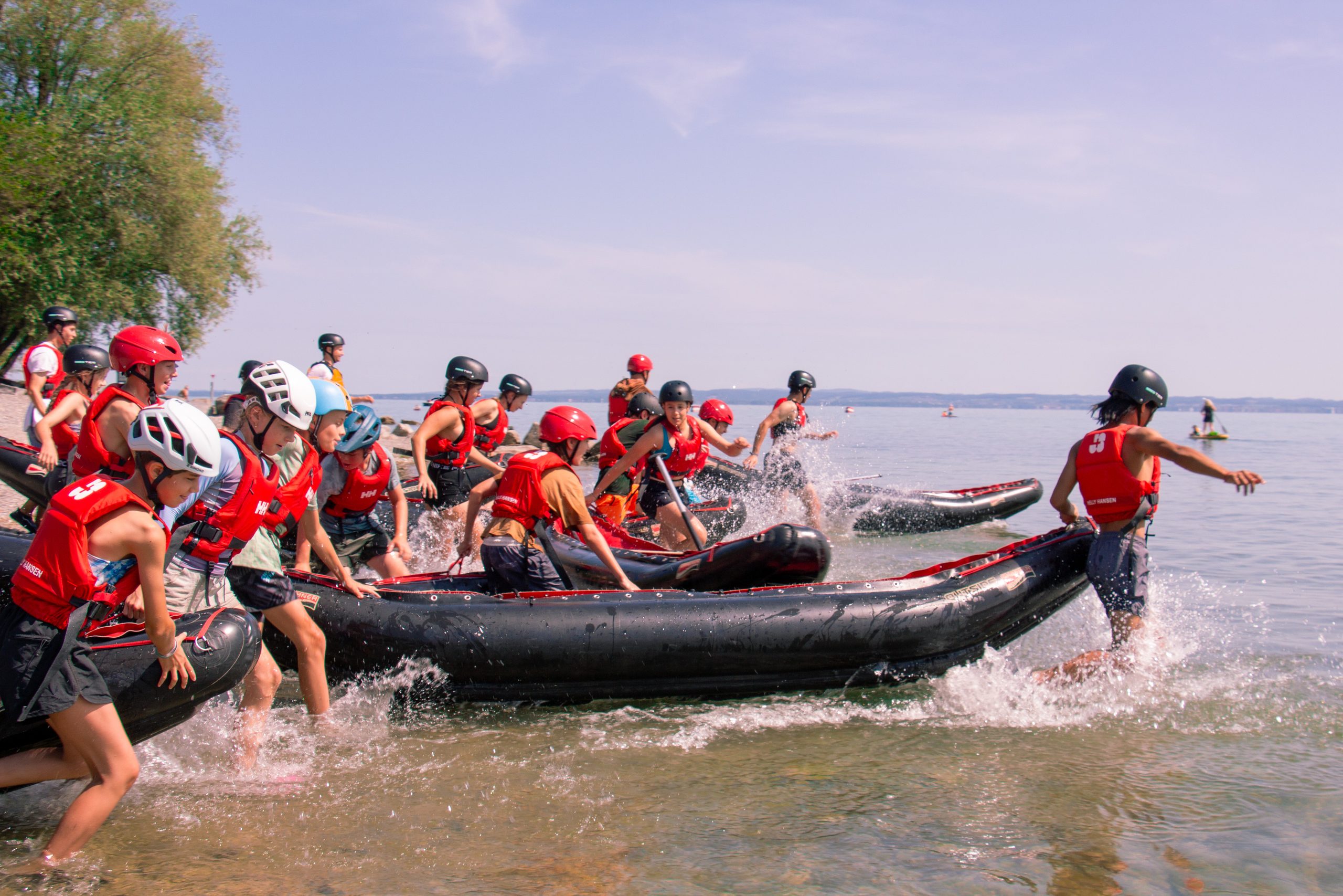 Des scout·e·s lors de l’activité sur le lac.