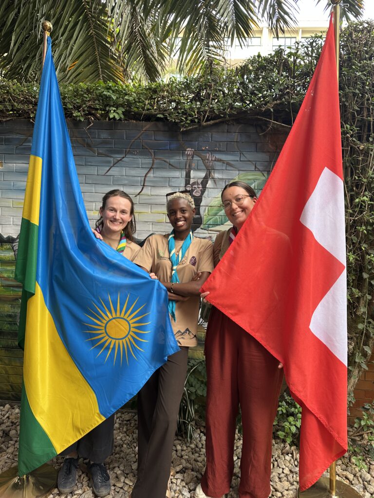 Pfadis aus der Schweiz und Ruanda mit den beiden Landesflaggen.