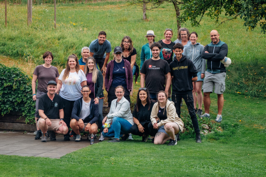 Gruppenfoto des hajk-Teams anlässich eines Teamevents auf einem Bauernhof im Emmental.